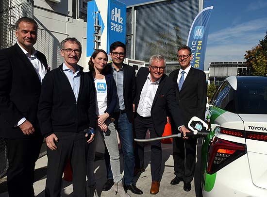 v.l. Ferry Franz (Toyota Motor Europe) Markus Bachmeier (Hydrogen Solutions Linde) Sybille Riepe (H2 Mobility) Bruno Ginnuth (GF CleverShuttle) Manfred Draschner (Toyota Deutschland) Christian Amberger (Geschäftsführer Allguth)   Eröffnung Wasserstoff Tankstelle Allguth München Kreillerstrasse 220 © Allguth/ H2 Mobility/Guenther Reisp